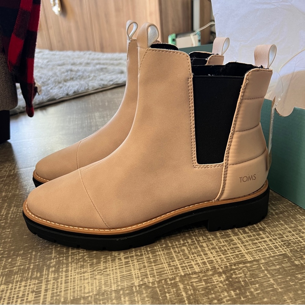 New in Box TOMS Skylar Chelsea Boot